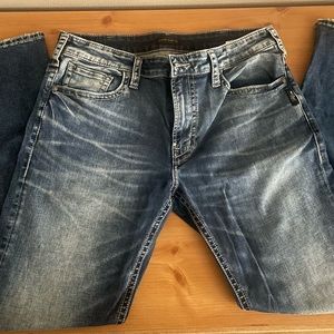 Like new Men’s Silver Zac relaxed fit jeans. 34x32 Excellent condition.